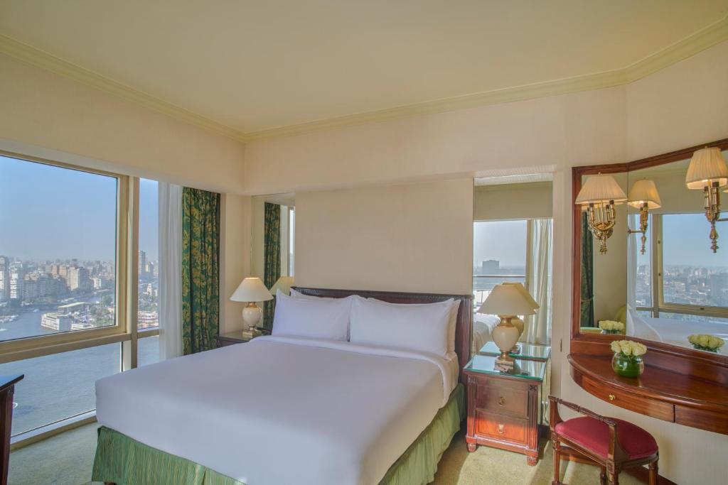سرير أو أسرّة في غرفة في Hilton Cairo Grand Nile