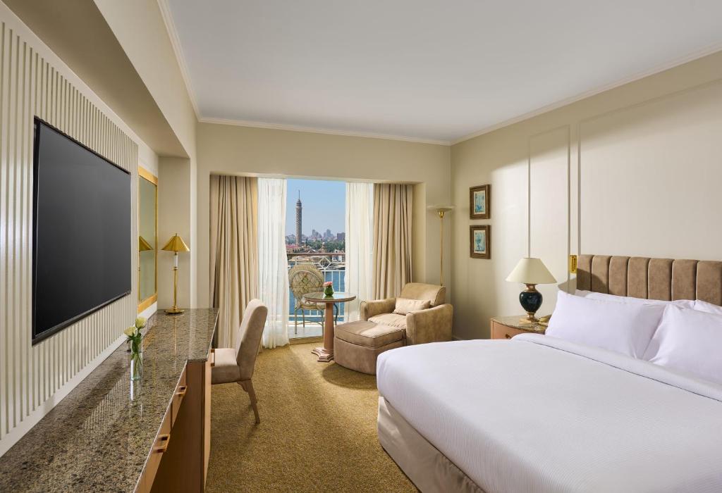 سرير أو أسرّة في غرفة في Hilton Cairo Grand Nile