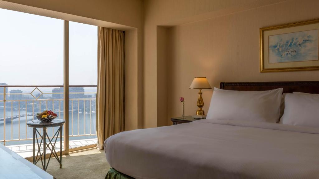 سرير أو أسرّة في غرفة في Hilton Cairo Grand Nile