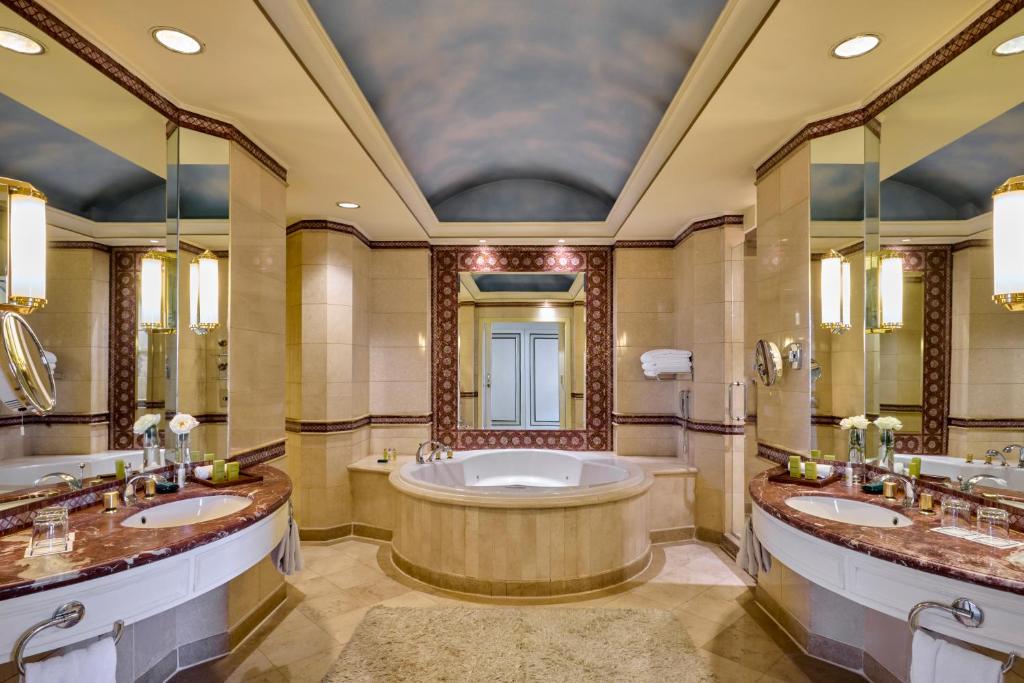 Hilton Cairo Grand Nile في القاهرة: حمام به حوضان وحوض استحمام