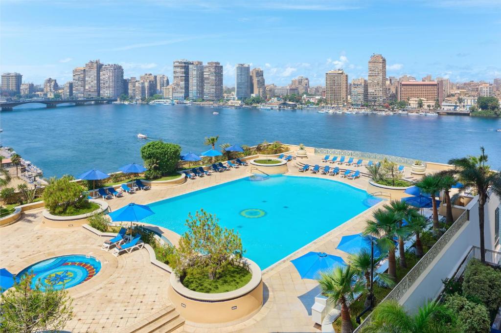Hilton Cairo Grand Nile في القاهرة: مسبح كبير بإطلالة على المدينة