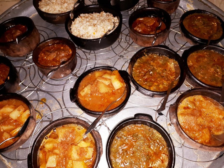 وجبة غداء مصرية تقليدية في مطعم بالأقصر