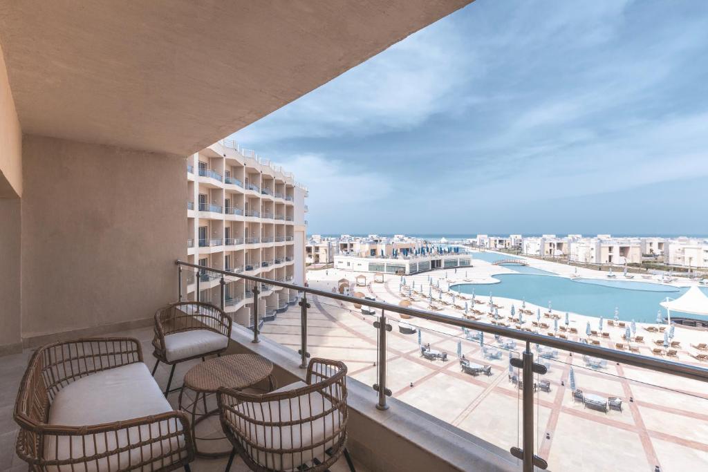 Gewan Resort New Alamein في العلمين: شرفة مع كراسي وإطلالة على المحيط