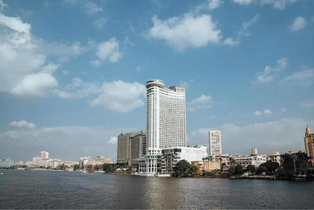 Hilton Cairo Grand Nile في القاهرة: منظر للمدينة من النهر