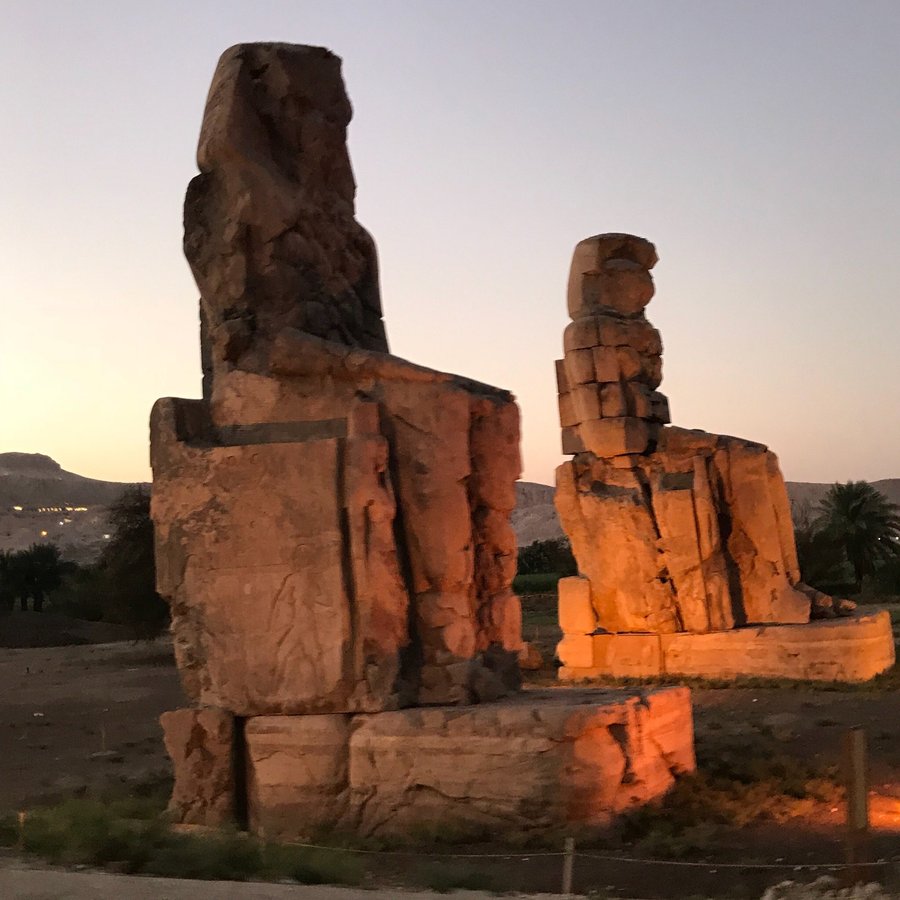 تمثالا ممنون العملاقان في الأقصر