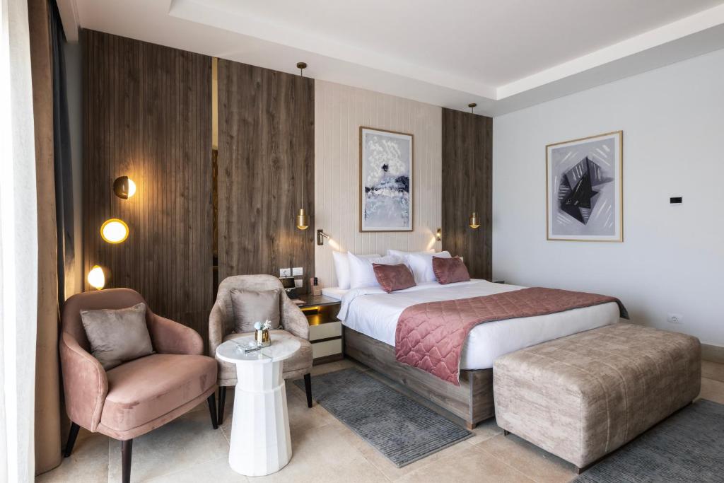 سرير أو أسرّة في غرفة في Gewan Resort New Alamein