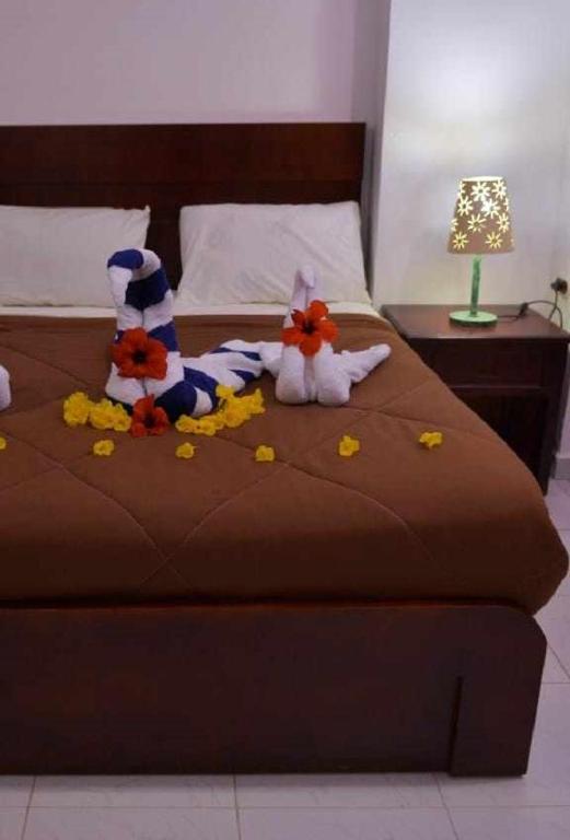 سرير أو أسرّة في غرفة في Fox House Beach Resort & Spa El Gouna