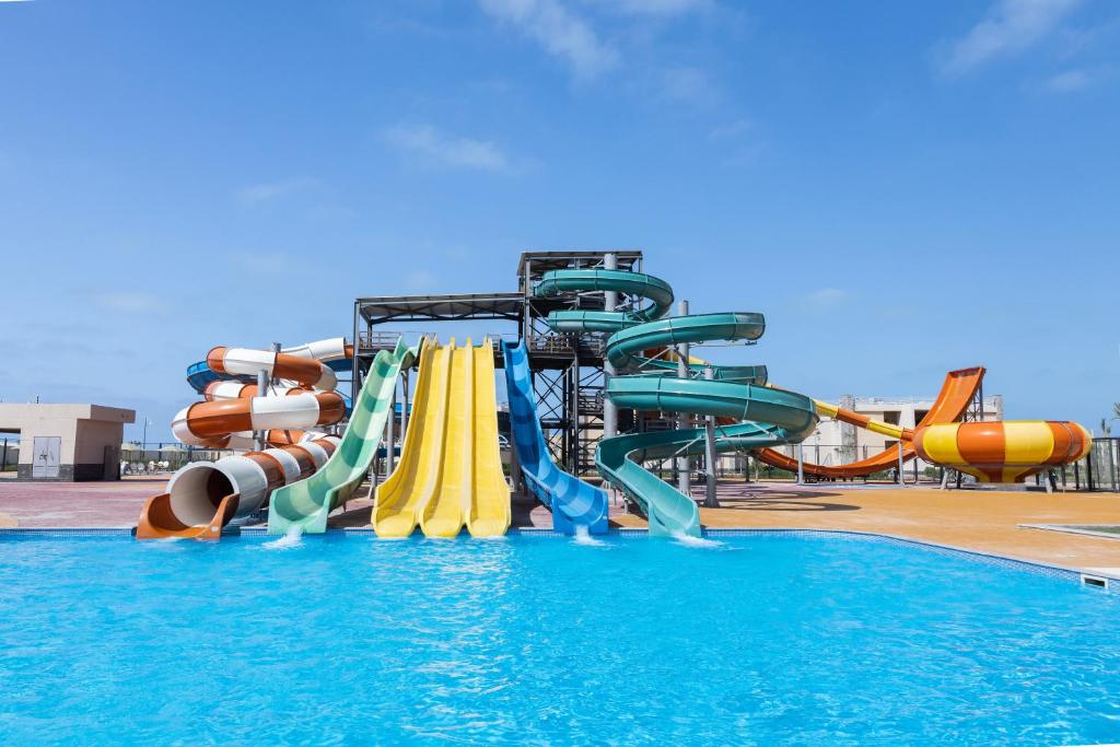 المسبح في Gewan Resort New Alamein أو بالجوار