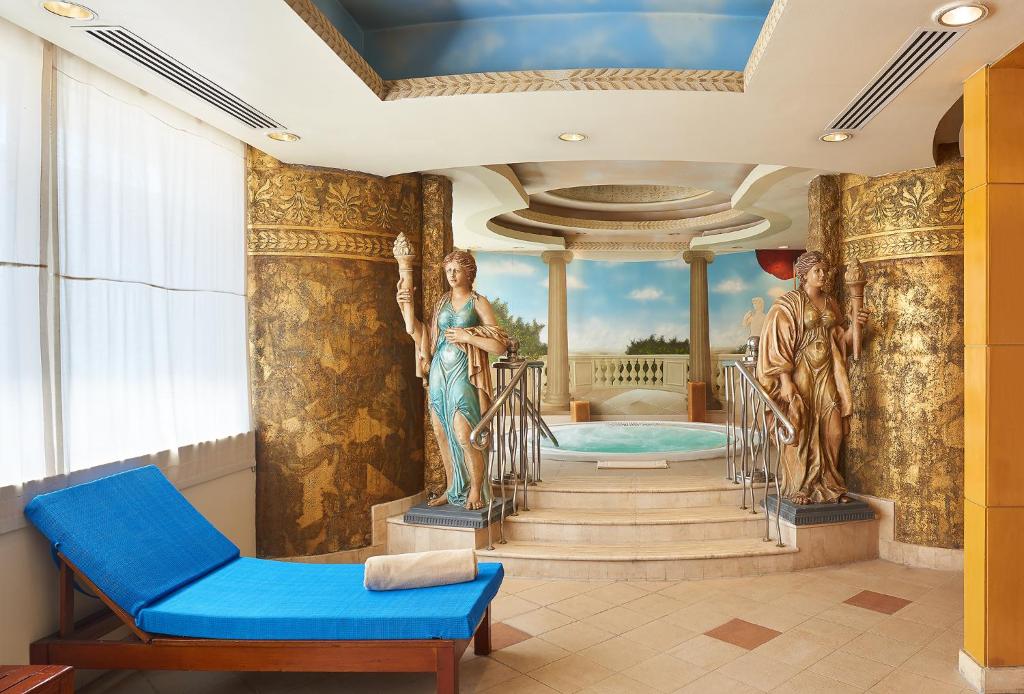 المسبح في Hilton Cairo Grand Nile أو بالجوار