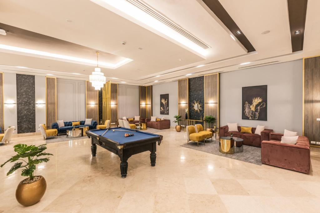 Gewan Resort New Alamein في العلمين: ردهة مع طاولة بلياردو وأرائك