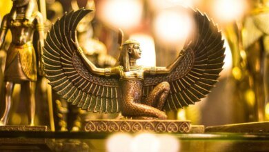 غروب الشمس الساحر ورمال الصحراء الذهبية خلف المعالم الأثرية الخالدة في مصر لعام 2026