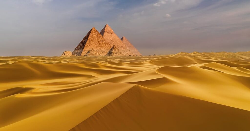 منظر ساحر لأهرامات الجيزة ونهر النيل في مصر مع غروب الشمس لعام 2026
