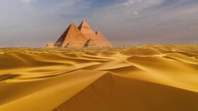 منظر ساحر لأهرامات الجيزة ونهر النيل في مصر مع غروب الشمس لعام 2026