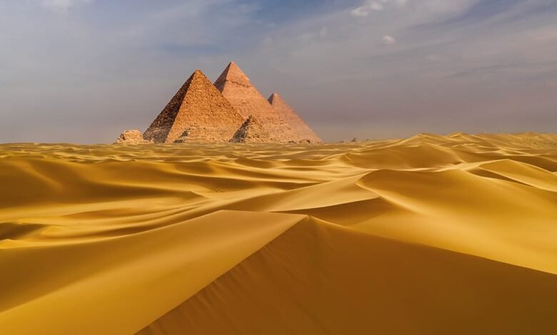 منظر ساحر لأهرامات الجيزة ونهر النيل في مصر مع غروب الشمس لعام 2026