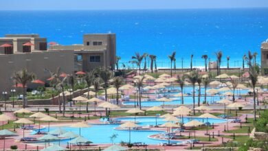 واجهة فندق توليب الساحل الشمالي المطلة على حمام السباحة والبحر