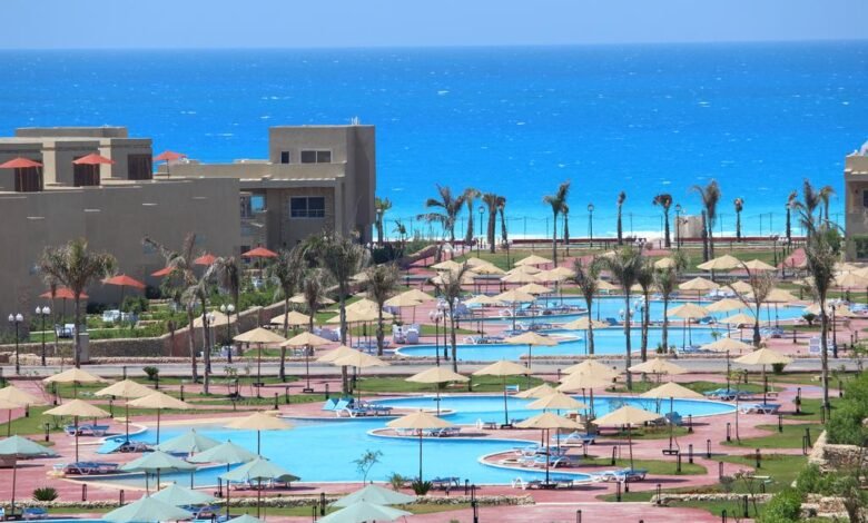 واجهة فندق توليب الساحل الشمالي المطلة على حمام السباحة والبحر