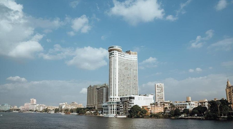 واجهة فندق جراند نايل تاور القاهرة المطلة على النيل مباشرة